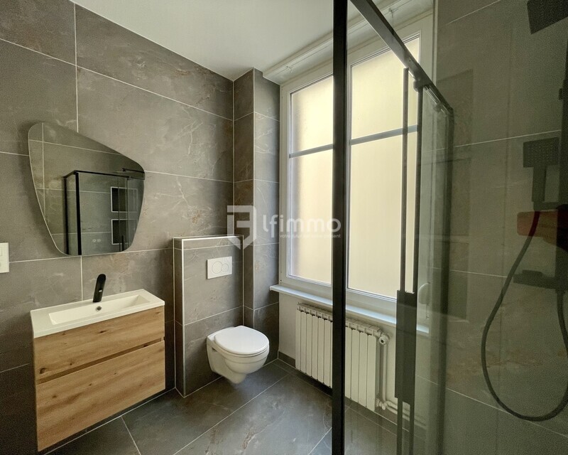 Sous compromis : Rez de jardin rénové dans une maison de Maître - Salle d'eau