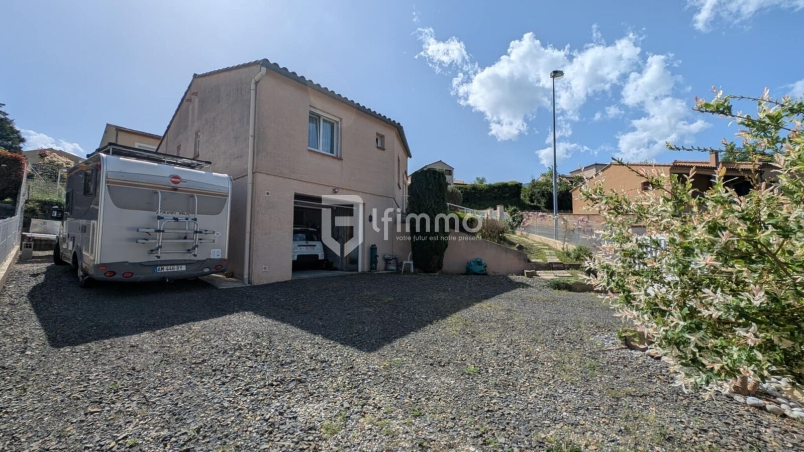 Maison de plain-pied avec vue panoramique avec garage  - Unknown-117