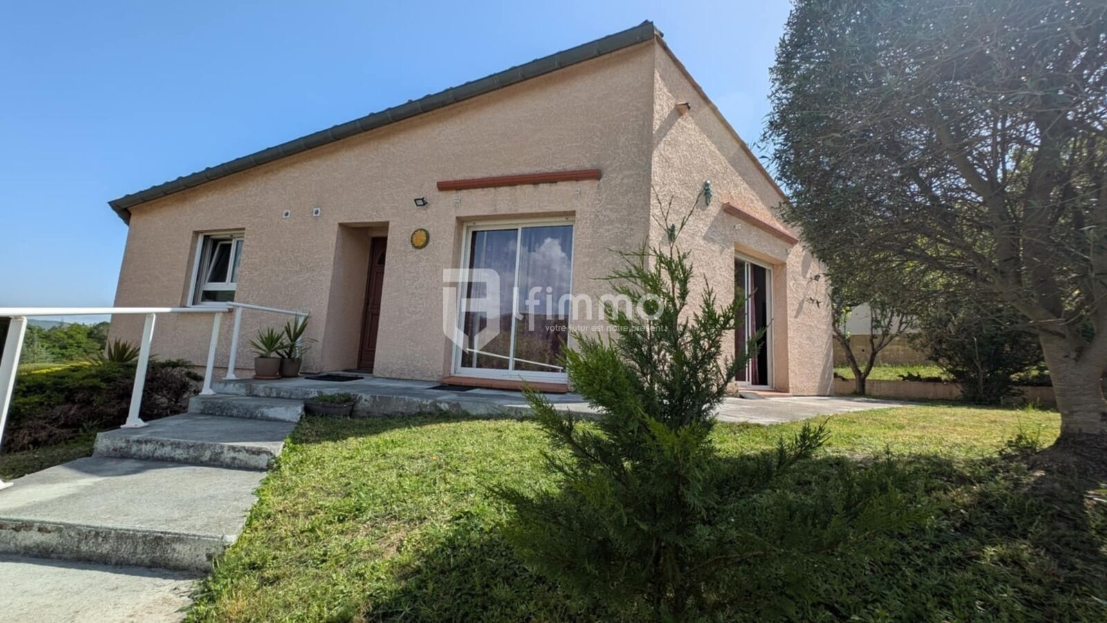 Maison de plain-pied avec vue panoramique avec garage  - Unknown-119