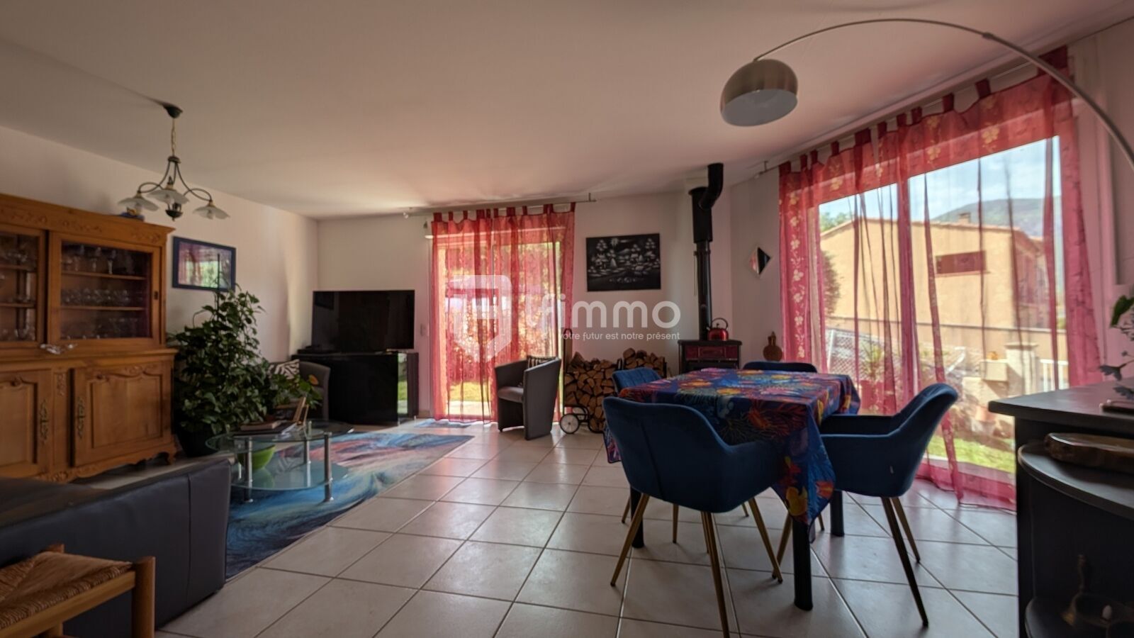 Maison de plain-pied avec vue panoramique avec garage  - Pxl 20250503 094631876.mp