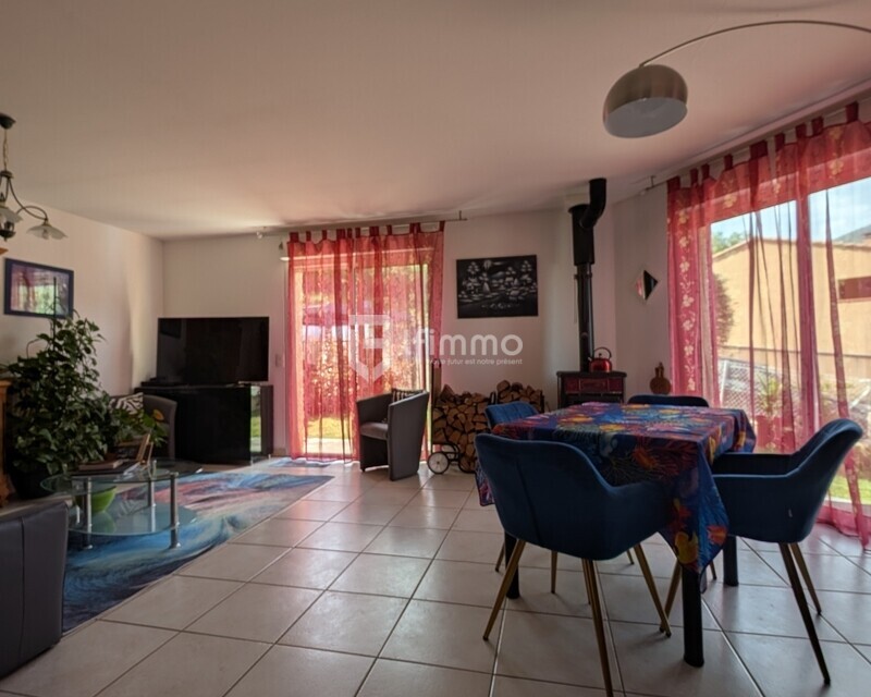 Maison de plain-pied avec vue panoramique avec garage  - Pxl 20250503 094631876.mp