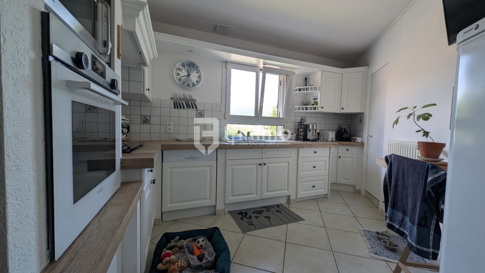 Maison de plain-pied avec vue panoramique avec garage  - Unknown-121