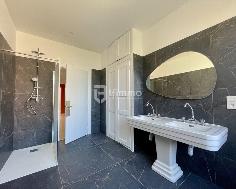 Sous compromis : Appartement de réception dans une maison de maître - Salle d eau