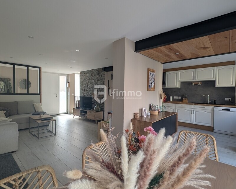 maison avec garage et jardin, quartier calme  - Pxl 20250508 091043953.mp