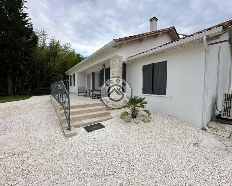 Maison T4 de 117m2 entièrement meublée sur 2530m2 - Facade 1