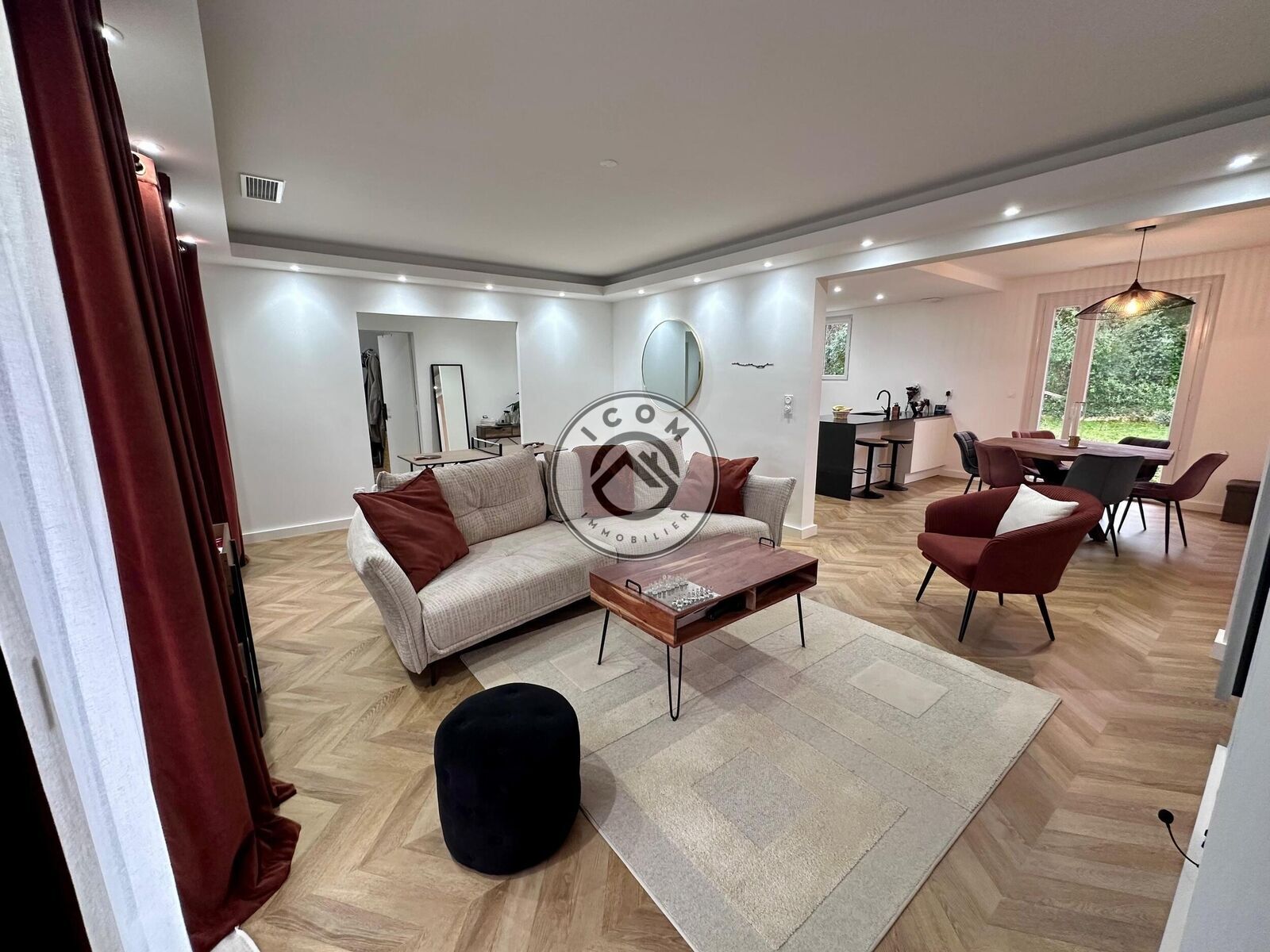 Maison T4 de 117m2 entièrement meublée sur 2530m2 - Salon