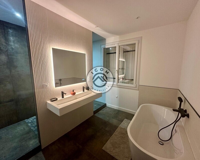 Maison T4 de 117m2 entièrement meublée sur 2530m2 - Salle de bains