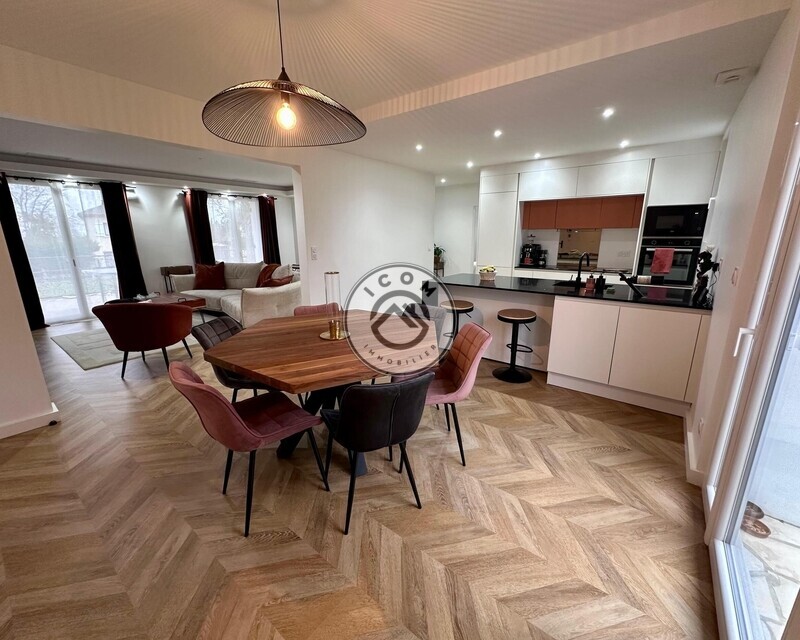 Maison T4 de 117m2 entièrement meublée sur 2530m2 - Salle a manger