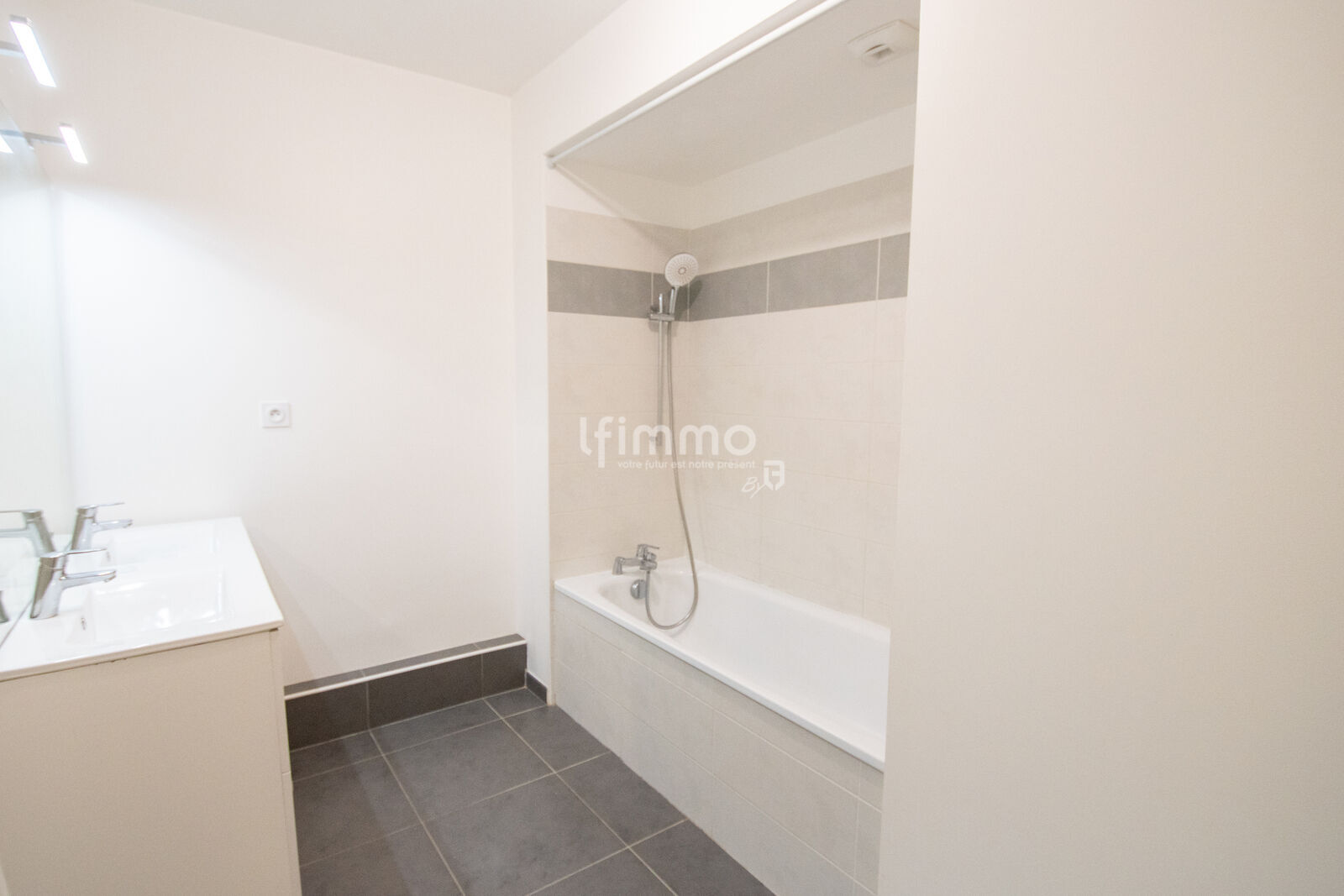 Saint Julien/ Caillols  - 3 pièces 58 m2  - Balcon vue collines - Dsc 7350