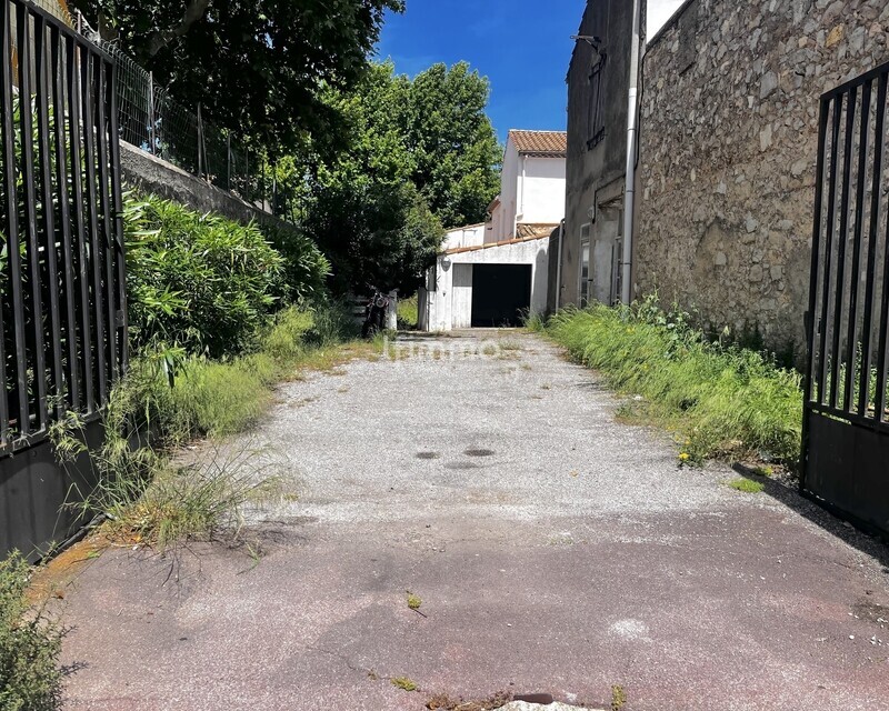 Maison avec jardin appartement indépendant centre-ville de Narbonne - Entrée allée avec garage