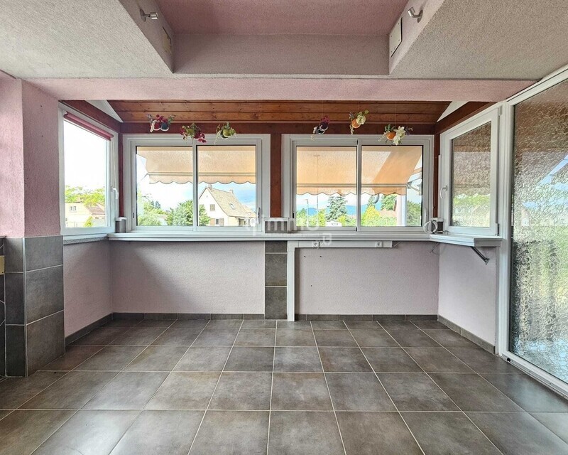 Maison de plain-pied surélevée avec piscine - Véranda