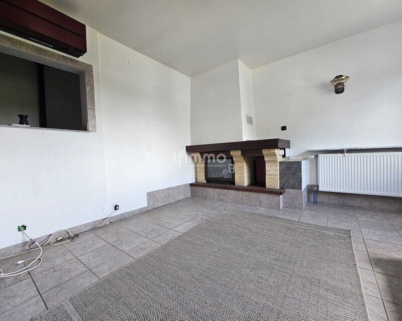 Maison de plain-pied surélevée avec piscine - Salle à manger