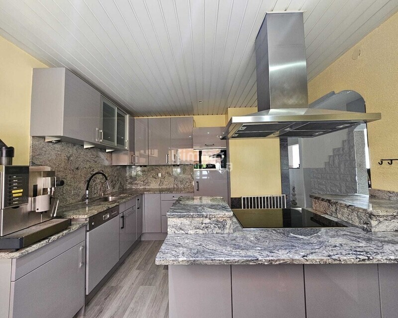 Maison de plain-pied surélevée avec piscine - Cuisine