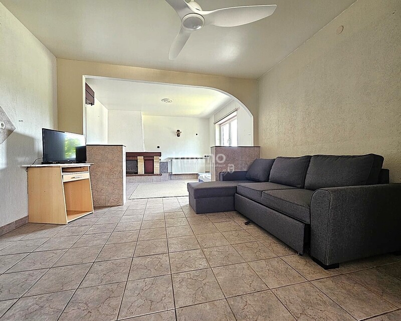 Maison de plain-pied surélevée avec piscine - Salon