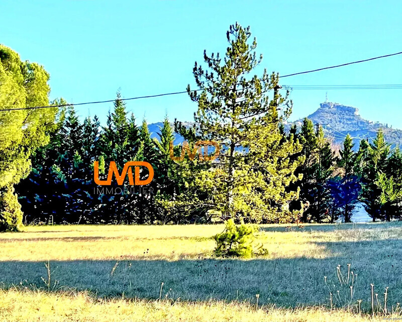 Charmant terrain plat avec raccordements en bordure - Ia generated 1760614750