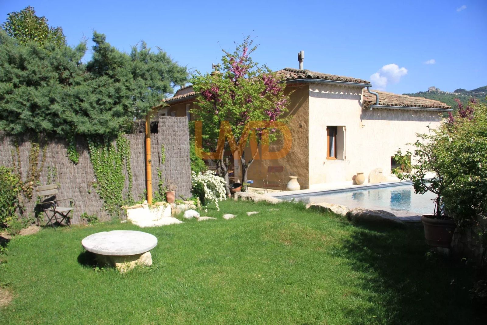 Ensemble immobilier à fort potentiel et à 2 pas de la ville ! - 6151e454-deca-41d1-9edd-5bdb900b40da