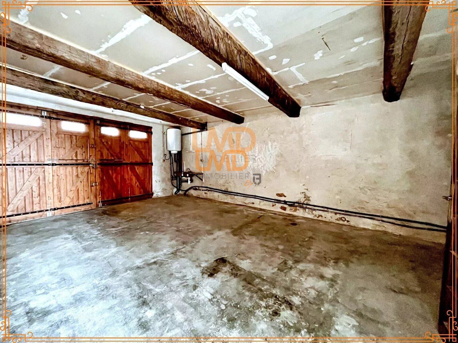 Maison de maître : 1 sudio - 2 cours – garage - b90f5b21-40ee-41b8-b7ea-348b4025817f