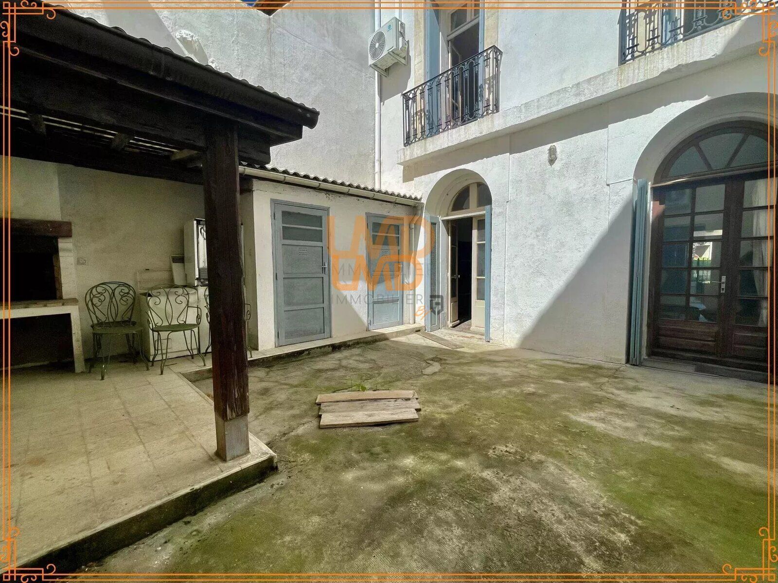 Maison de maître : 1 sudio - 2 cours – garage - 48d61000-a6f4-4ca8-b0cb-b00c93ea2f9d