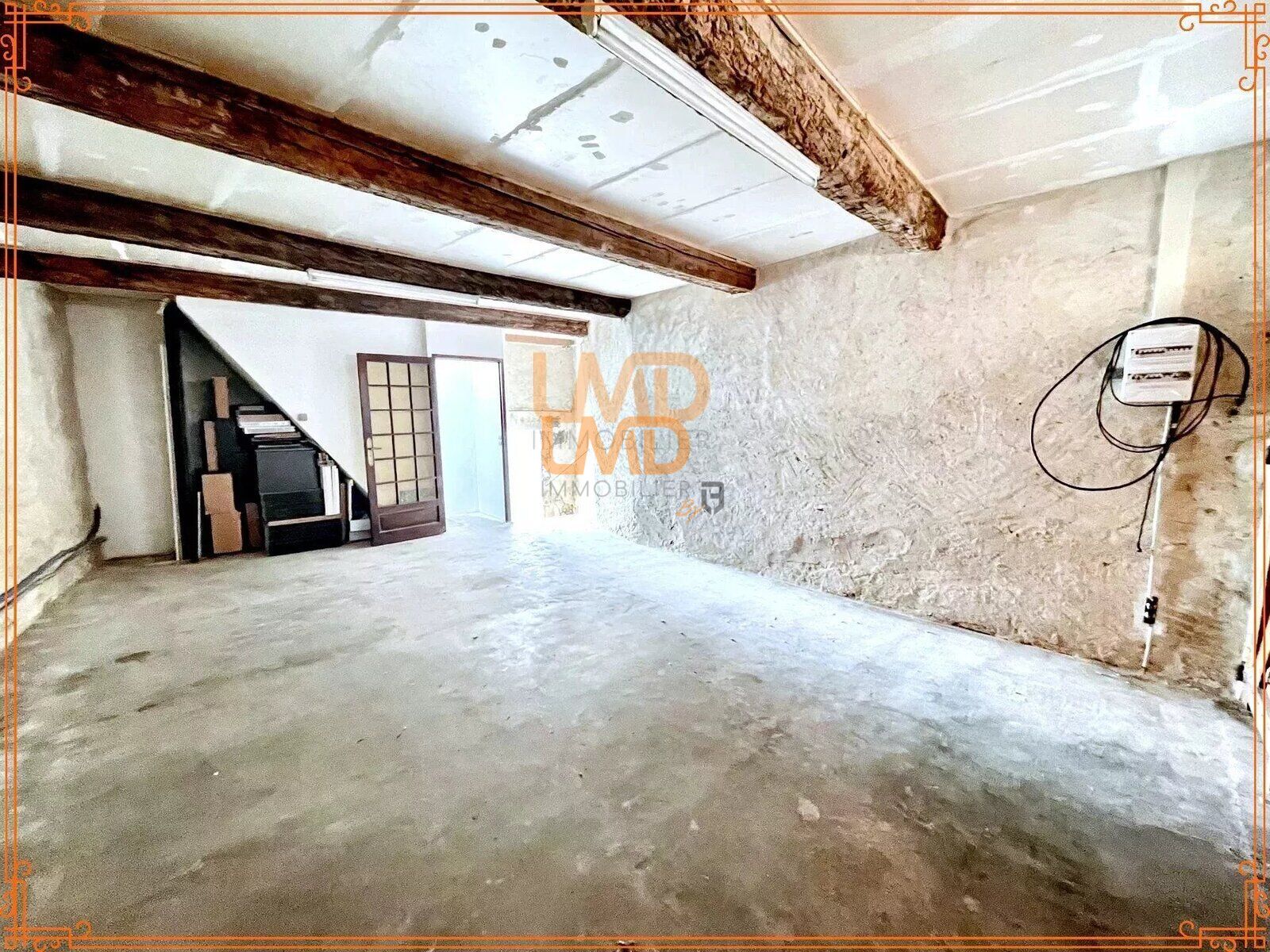 Maison de maître : 1 sudio - 2 cours – garage - 89c38809-e9bf-4bc4-9119-37fd59e687b3