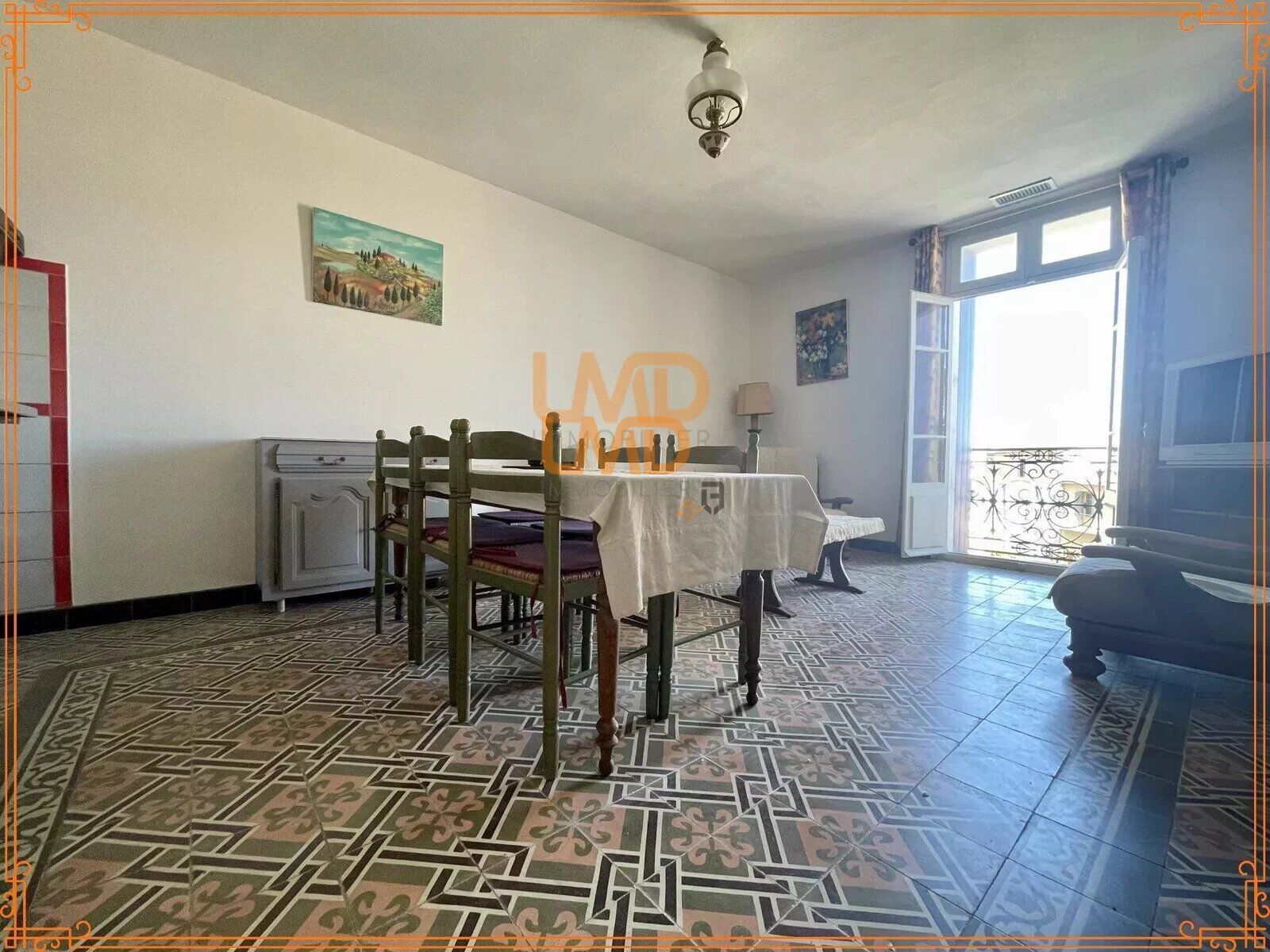 Maison de maître : 1 sudio - 2 cours – garage - e8982791-e4cd-4093-bfed-e2a7e959c81e