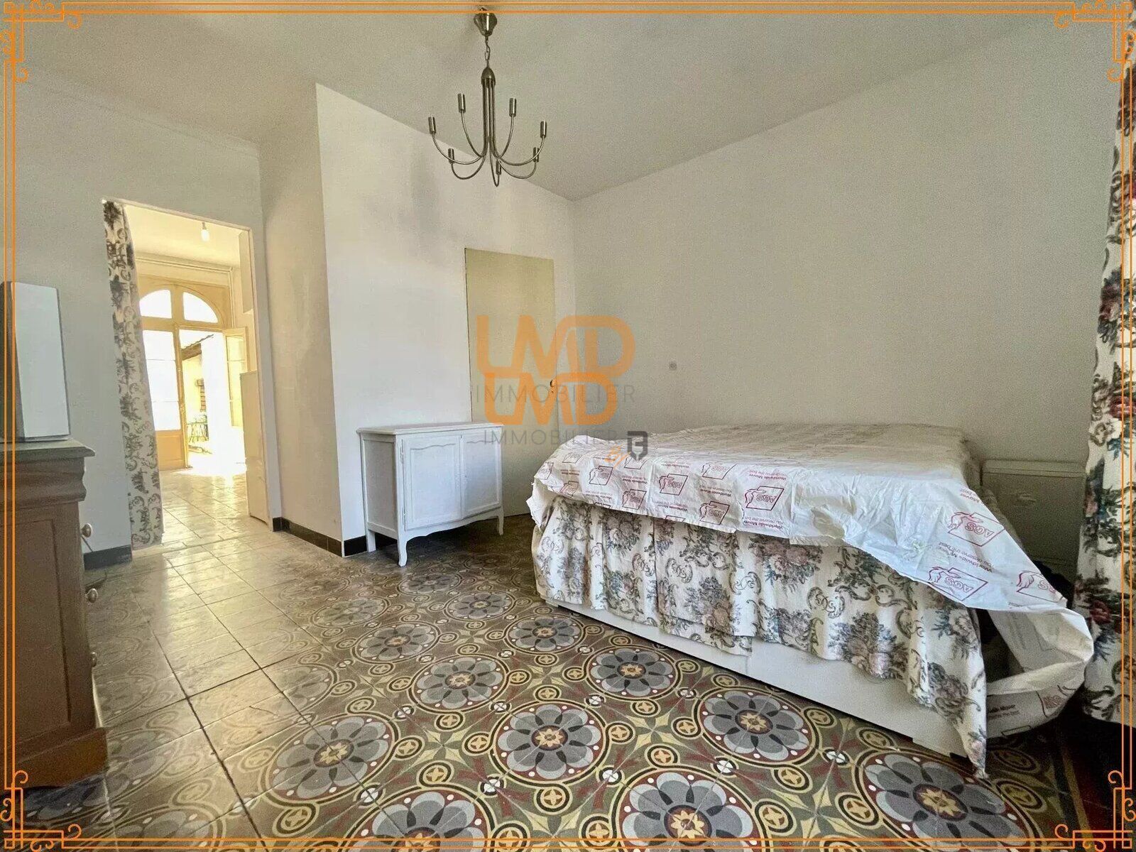 Maison de maître : 1 sudio - 2 cours – garage - e5ddd109-2a67-433d-8c6e-ecd6a3258c10