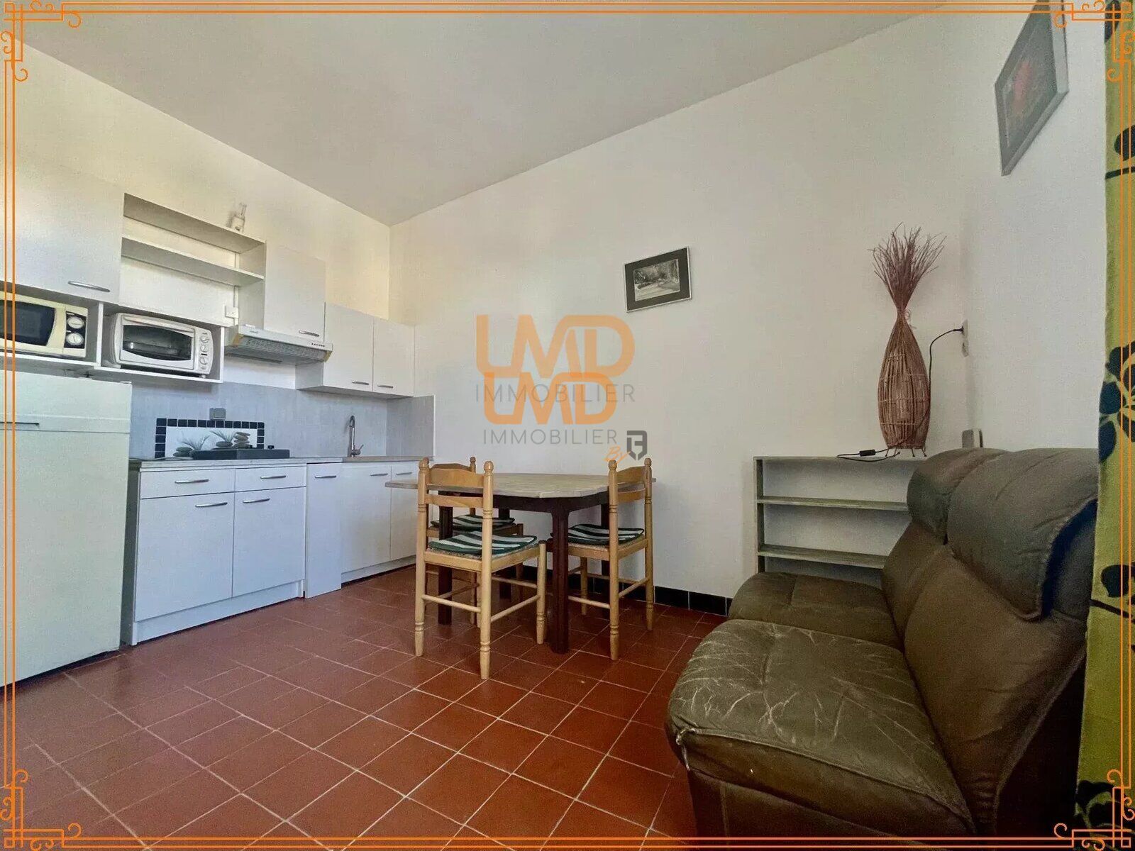 Maison de maître : 1 sudio - 2 cours – garage - f010d9fd-8630-4129-87a6-51aa1c24a7e4