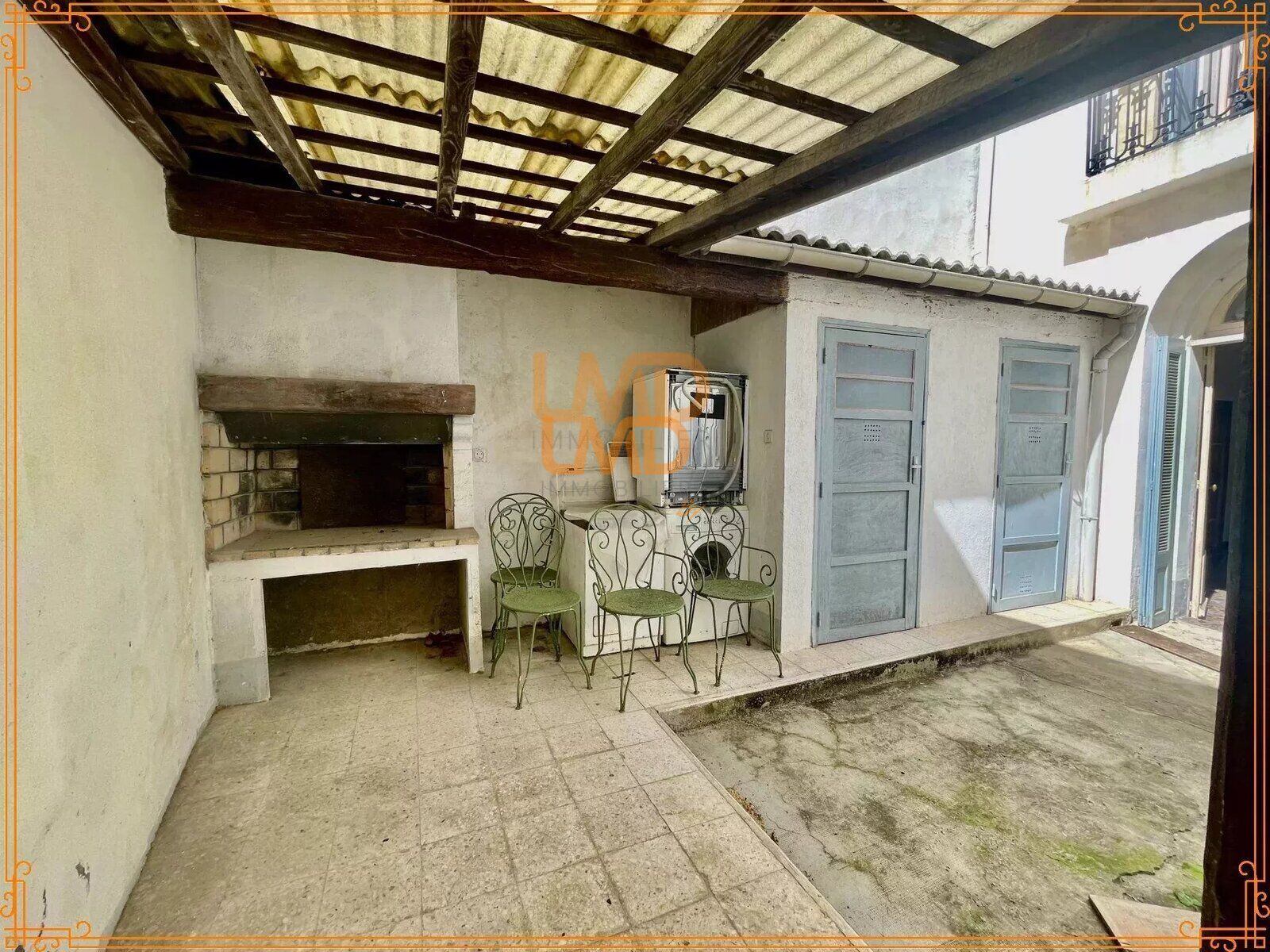 Maison de maître : 1 sudio - 2 cours – garage - 52ae79a4-bee4-4680-a84c-42c51da1c1e4