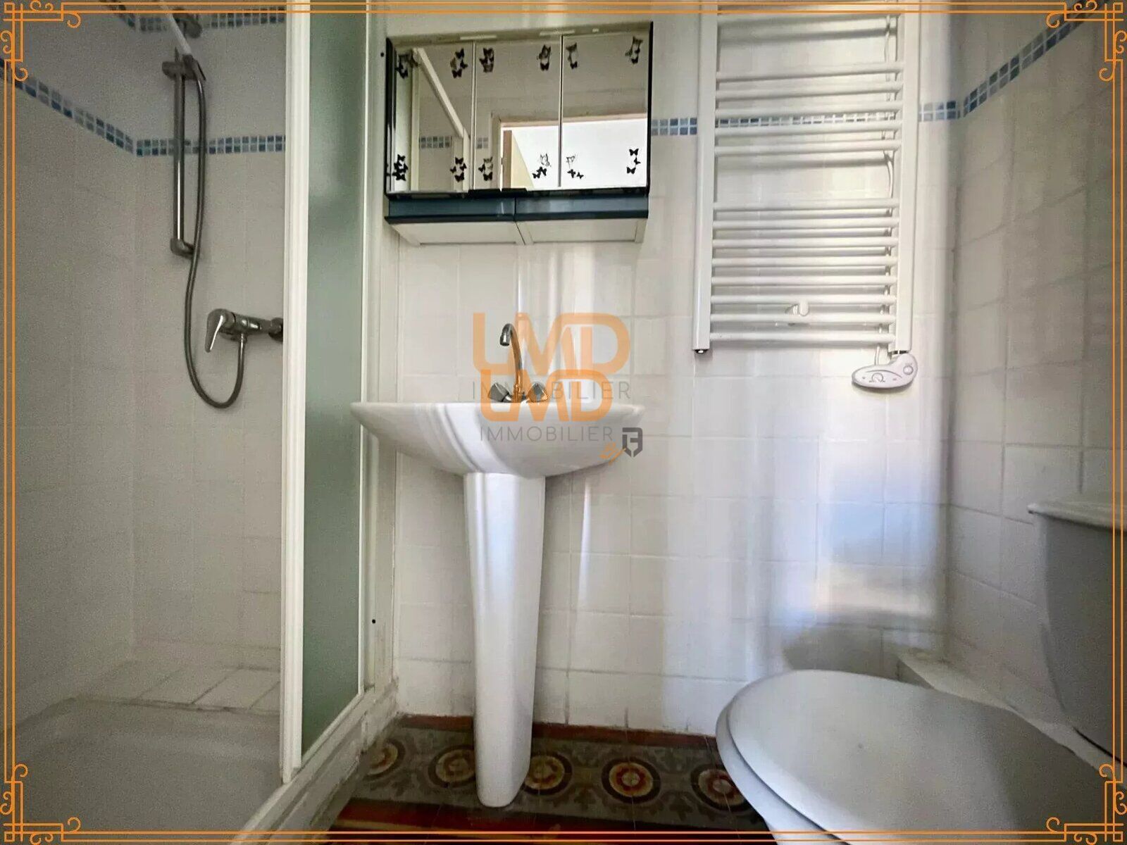 Maison de maître : 1 sudio - 2 cours – garage - 82f290e5-3258-40ff-b835-dbc7824ca46b