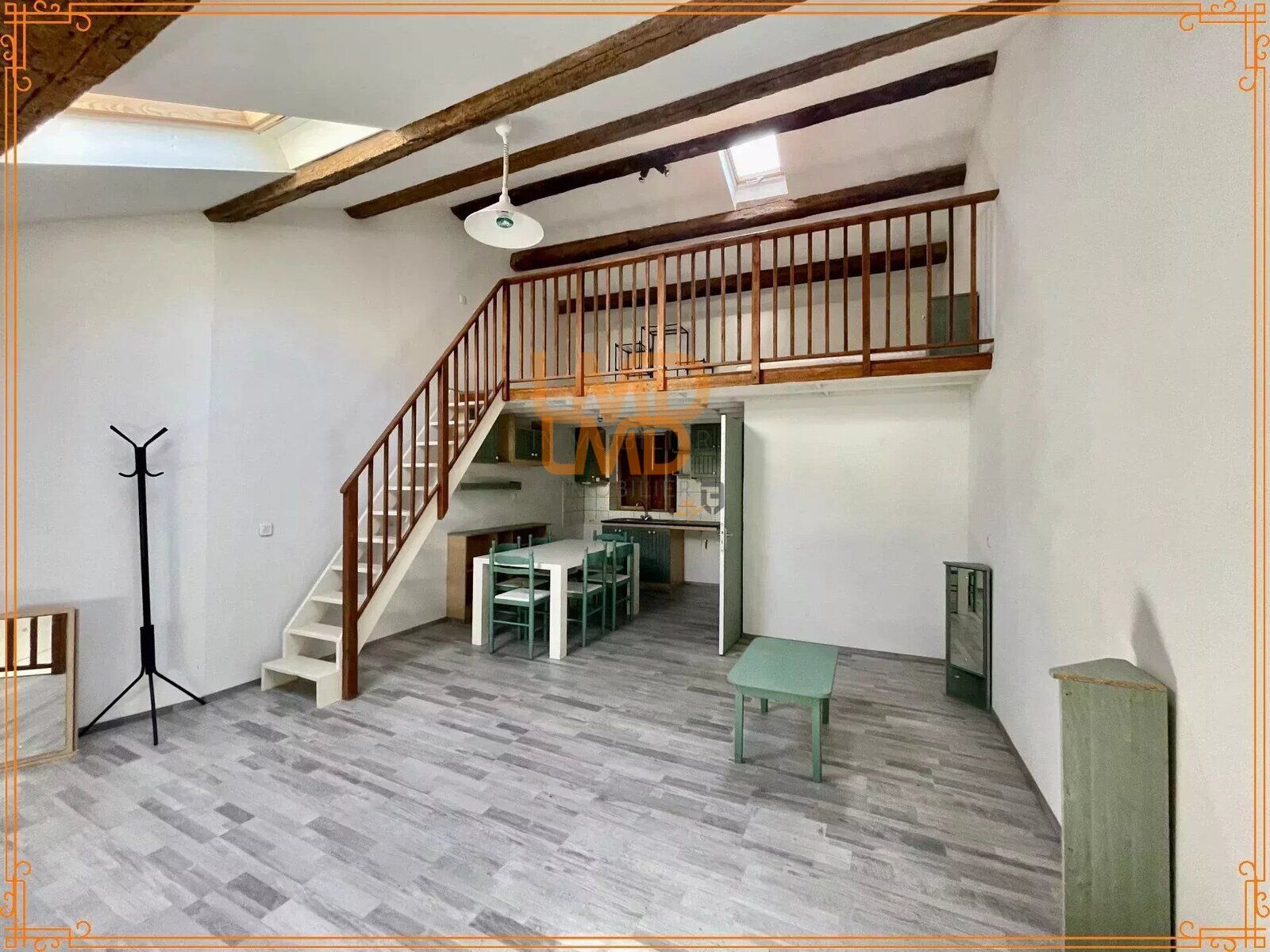 Maison de maître : 1 sudio - 2 cours – garage - a00da3c0-19f1-41b1-b1df-d87c1067fd6a