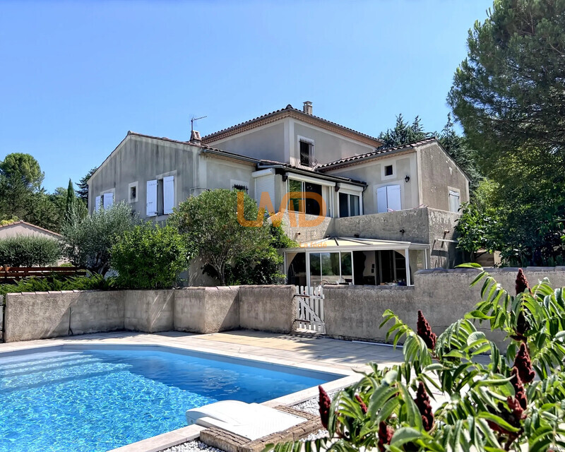 Spacieuse maison familiale de 6 pièces avec piscine et terrain arboré - Ia generated 1785001513