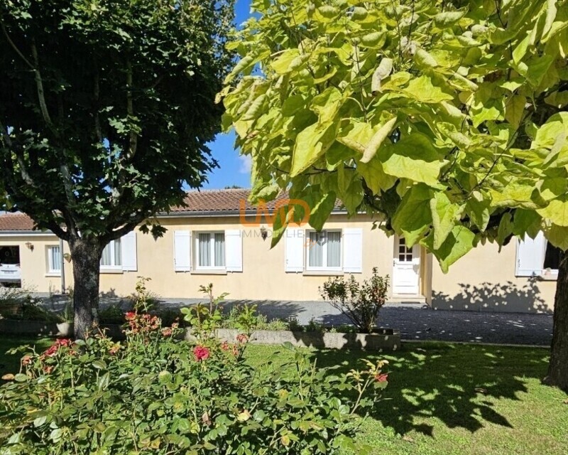 Maison Plain-Pied avec Grand Terrain Arboré - Façade arbre