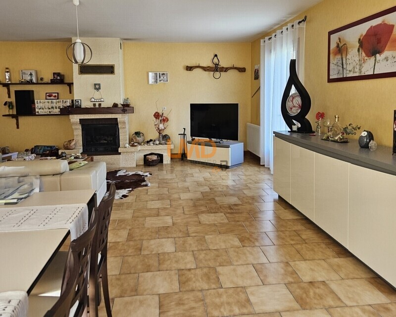 Plain-pied 5800m² terrain constructible - Salle à manger