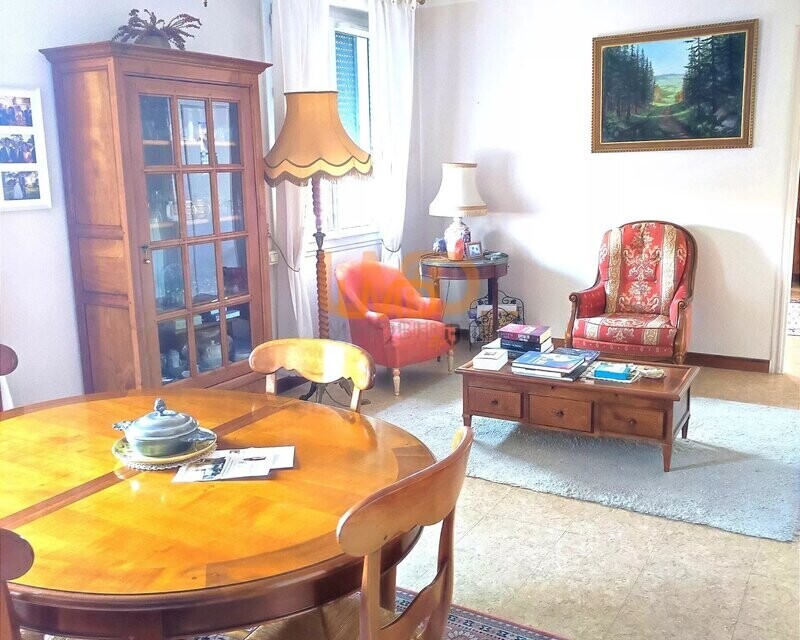 Centre ville spacieux et beau potentiel - a70c0dd2-b8dd-4385-86e6-8ee140333164