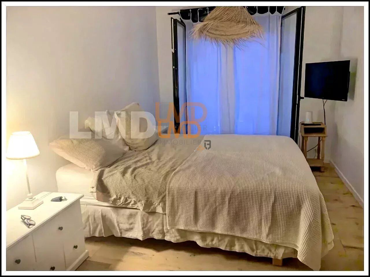 Exclusivité – Une maison de ville au cœur du quartier Croix-de-Fer - chambre-principale-maison-de-ville-nimes