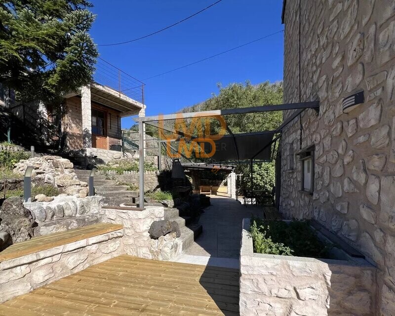 Thueyts : Authentique maison en pierre au coeur de 9000m2 terrain. - edc2701d-994b-4261-92cb-fa7c2f0066a0