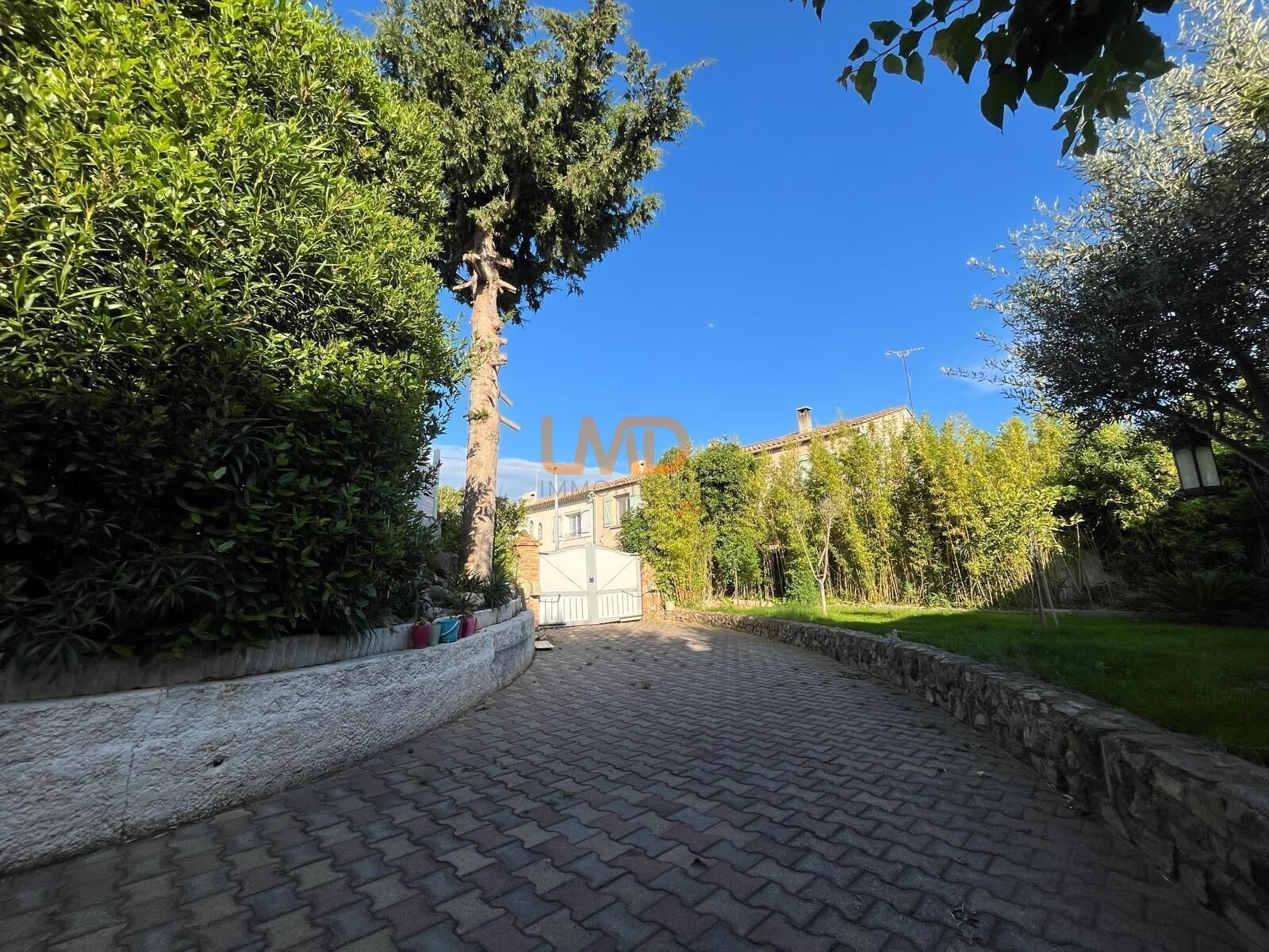 Maison d'exception - Allee entre voiture vers rue