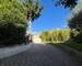 Maison d'exception - Allee entre voiture vers rue