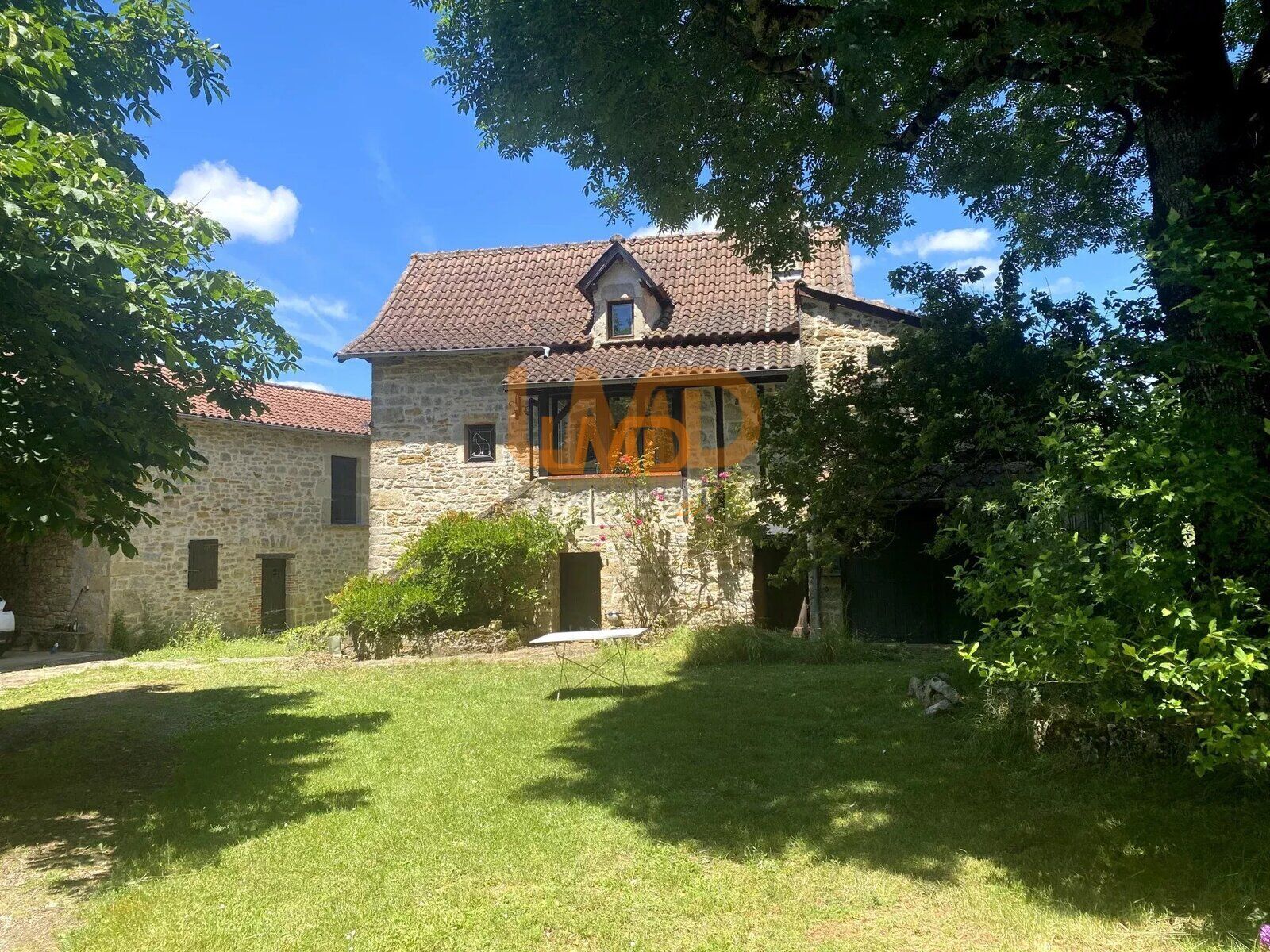 Ancien corps de ferme avec deux maisons en pierre et dépendances - 78636a92-904a-404d-a65c-18e6fa93c75e
