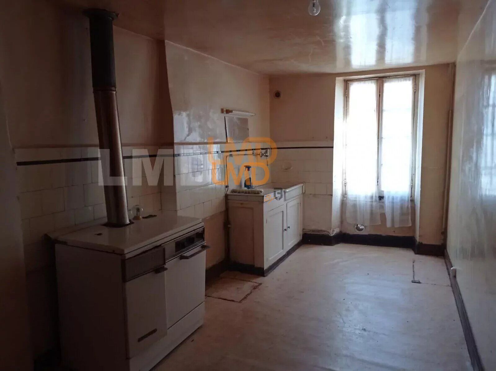 Immeuble composé 2 logements T2 + T4 avec garages à rénover - 83e301ee-493e-4418-9239-f794530c040e