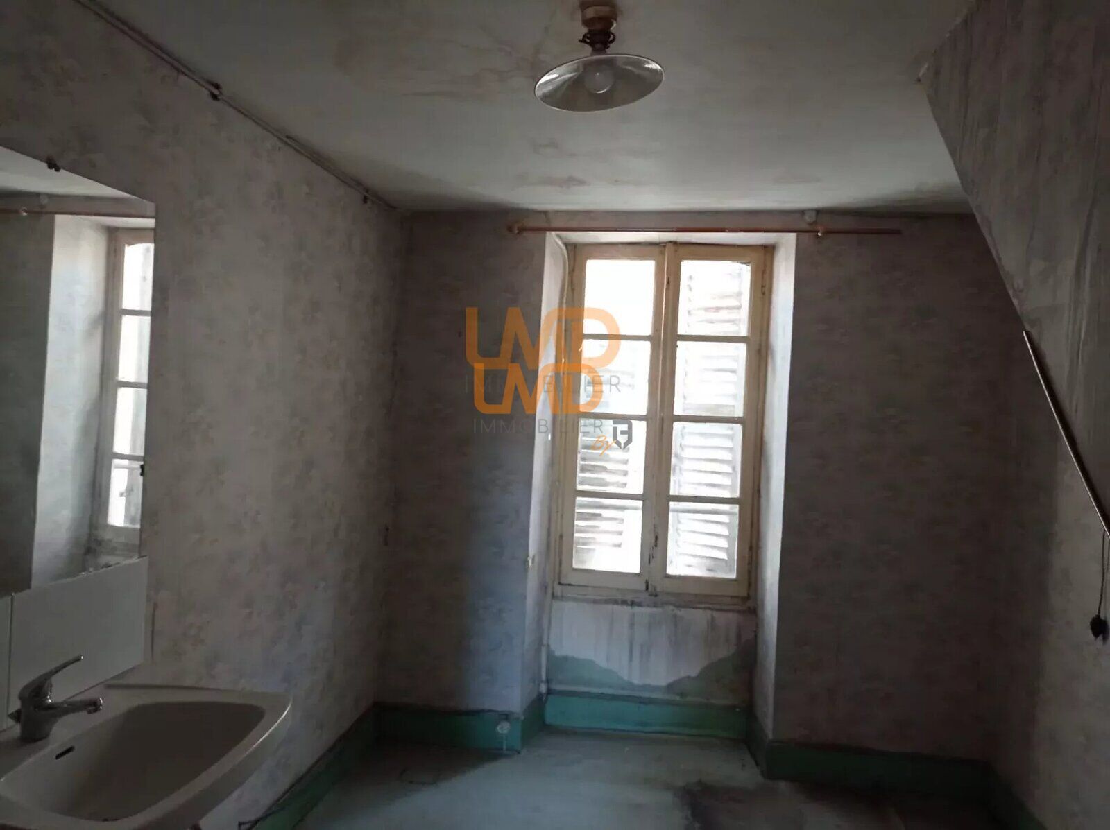 Immeuble composé 2 logements T2 + T4 avec garages à rénover - 792419db-e01d-448d-8938-2df01482b057