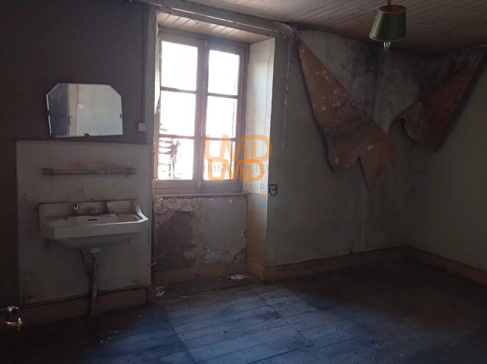 Immeuble composé 2 logements T2 + T4 avec garages à rénover - 338aa9e8-0080-472f-93b8-67169676353c