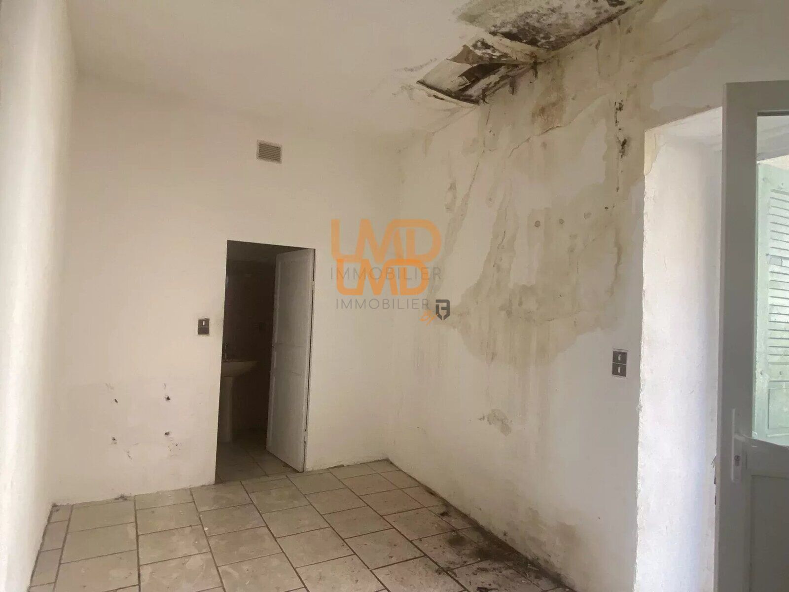 Immeuble composé 2 logements T2 + T4 avec garages à rénover - 42455c9d-0705-4c4e-a060-273fffde4ee5