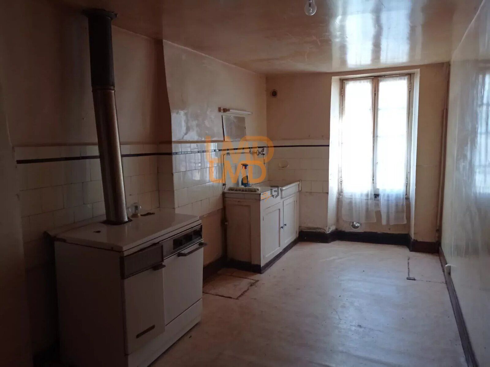 Immeuble composé 2 logements T2 + T4 avec garages à rénover - e3e9ca22-d7de-4143-b010-ce70766a33c6