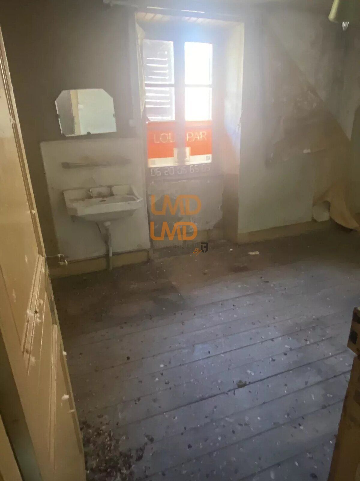 Immeuble composé 2 logements T2 + T4 avec garages à rénover - ccccbc96-af82-4e55-83a7-fa06f8cd683f