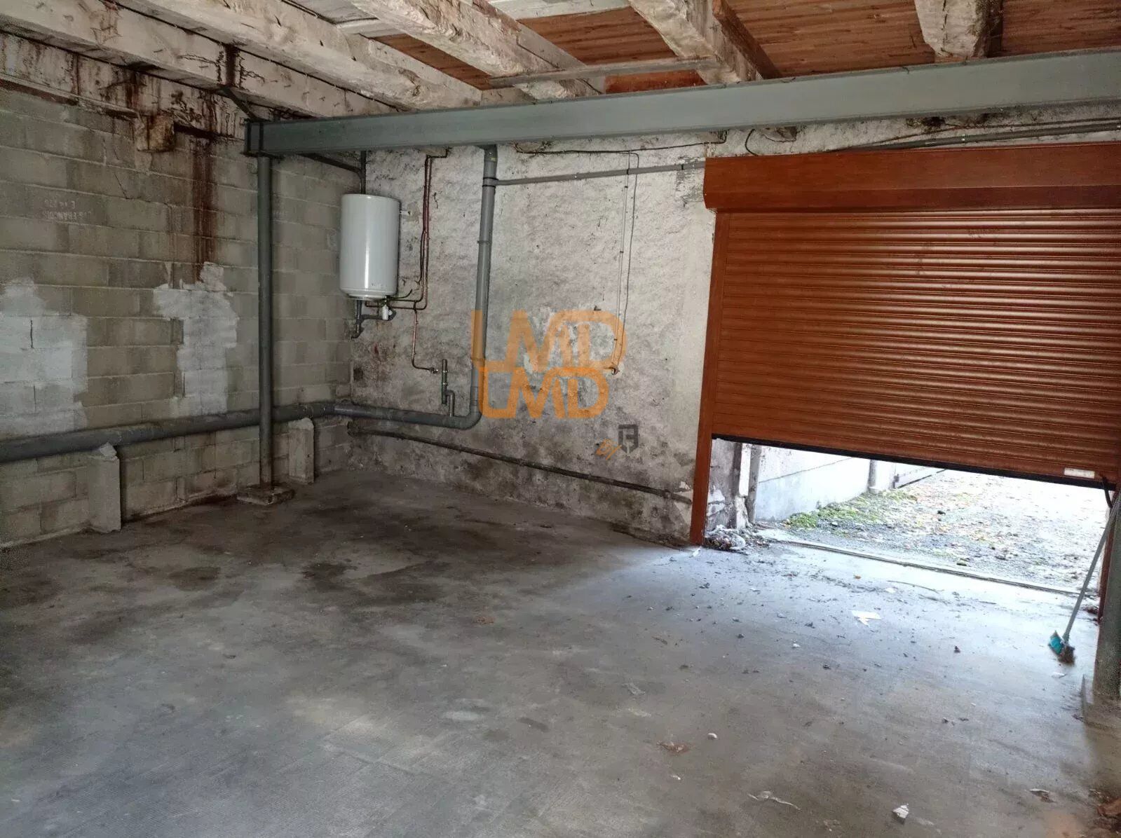 Immeuble composé 2 logements T2 + T4 avec garages à rénover - e943fa3d-19d7-440b-9e56-aed2bc0d264a