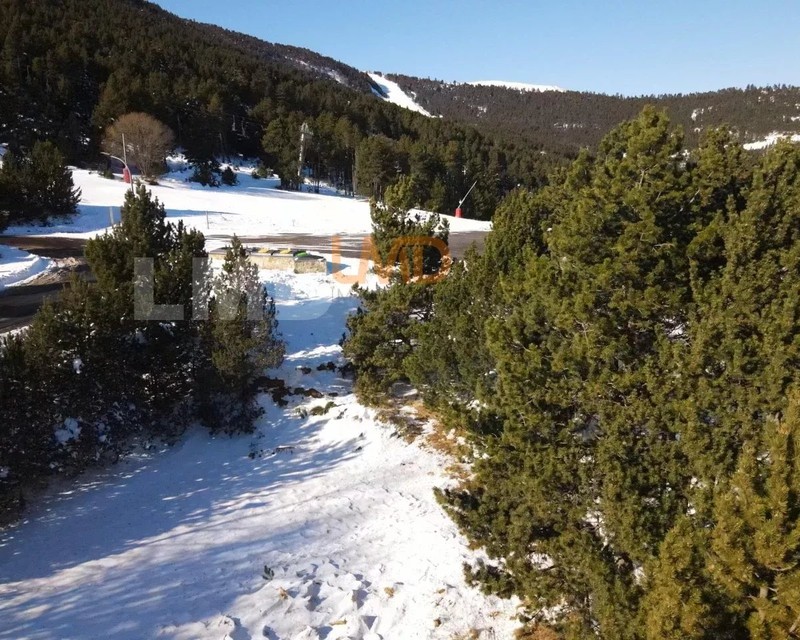 Terrain en bord de piste - 5c0da480-ca8f-4d06-8e39-69e03d2e5440