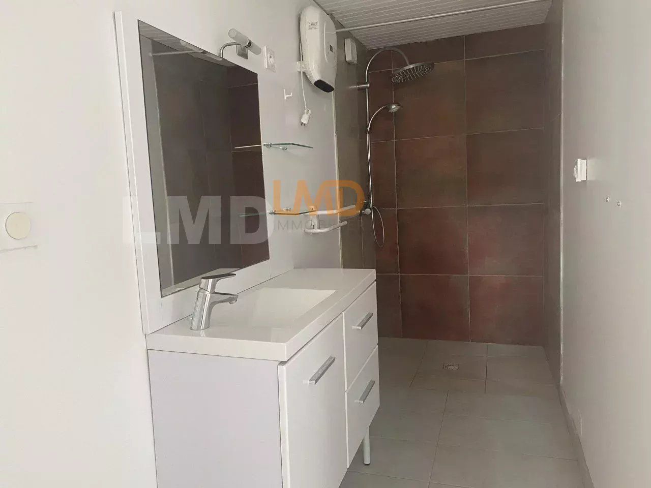 Immeuble composé de 2 appartements rénovés de type T2 et T4 - 8d2a6edc-c7e9-467c-b4ba-8e45a1a8ec28