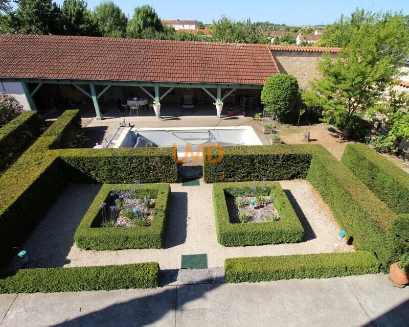 Maison Bourgeoise au coeur de St Jean d'Angely - Exposio 132703227
