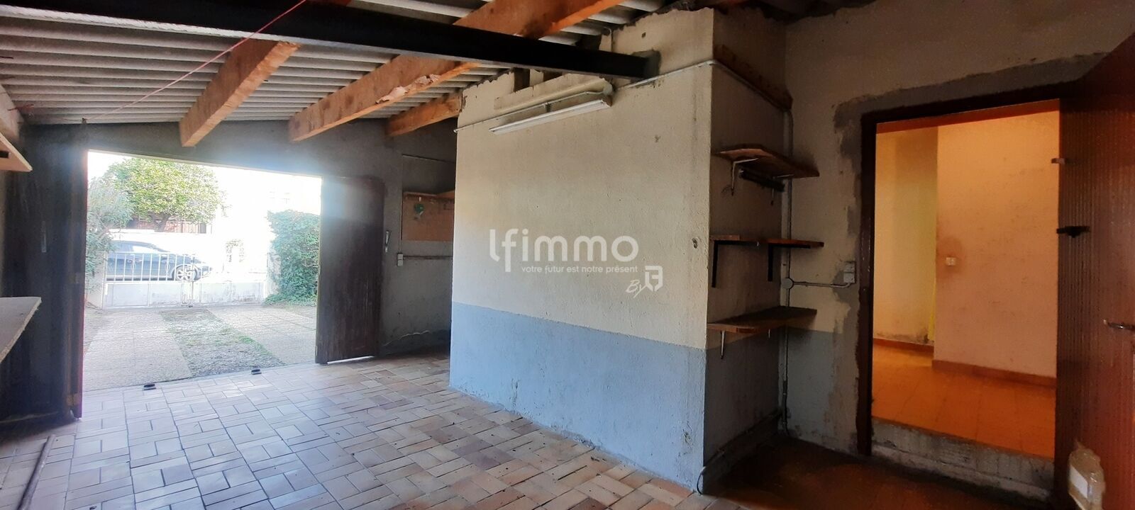 Maison 3 faces avec extérieur et garage - Img 20250317 230021  1   15