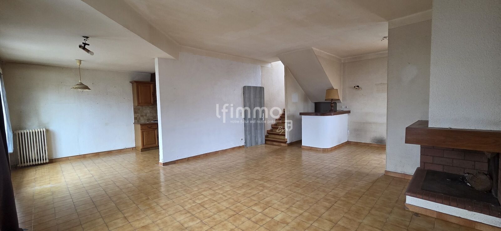 Maison 3 faces avec extérieur et garage - 20250310 154336